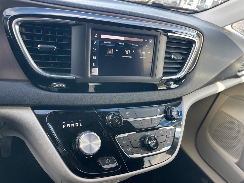 2023 Chrysler Voyager LX